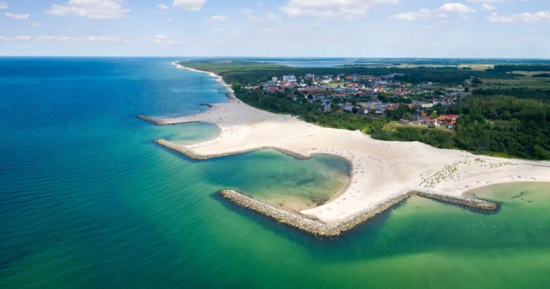 Największe duże jezioro nadbałtyckie w Polsce - co warto o nim wiedzieć?