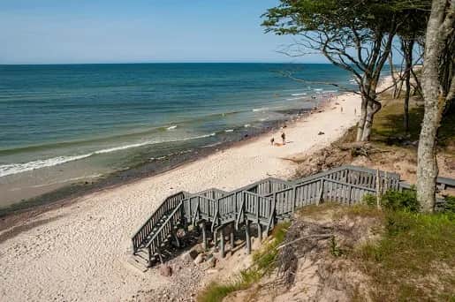 Czy plaża w Ustce to najpiękniejsza nad Bałtykiem? Oceń jej urok!