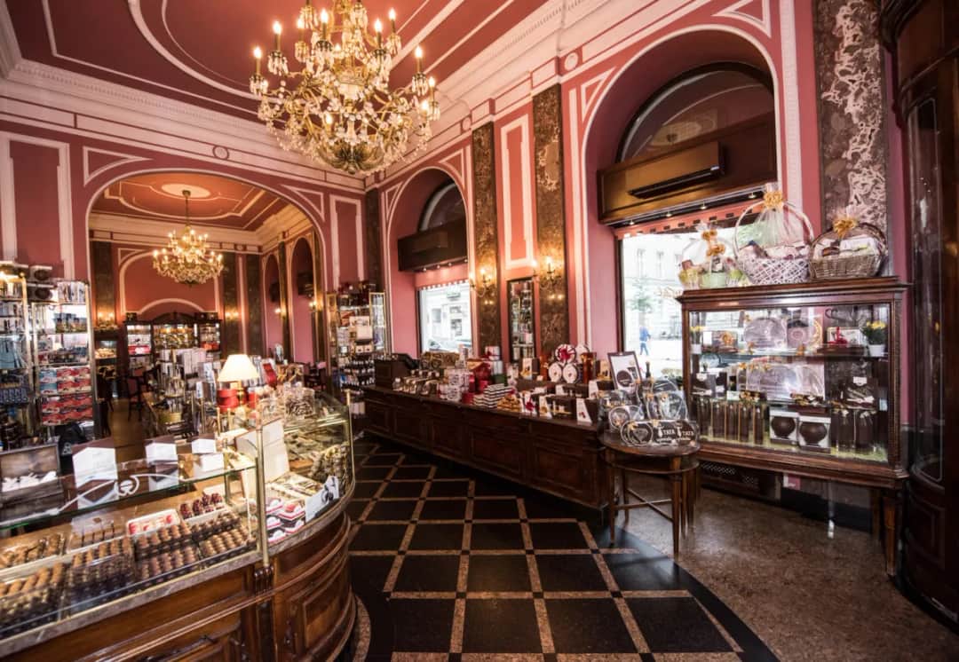 7 ukrytych klimatycznych retro kawiarni Warszawy, które pokochasz