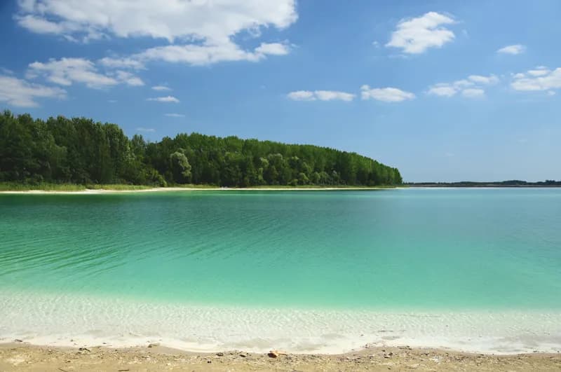 Lazurowe jezioro świętokrzyskie - niezwykłe miejsce na jednodniową wycieczkę