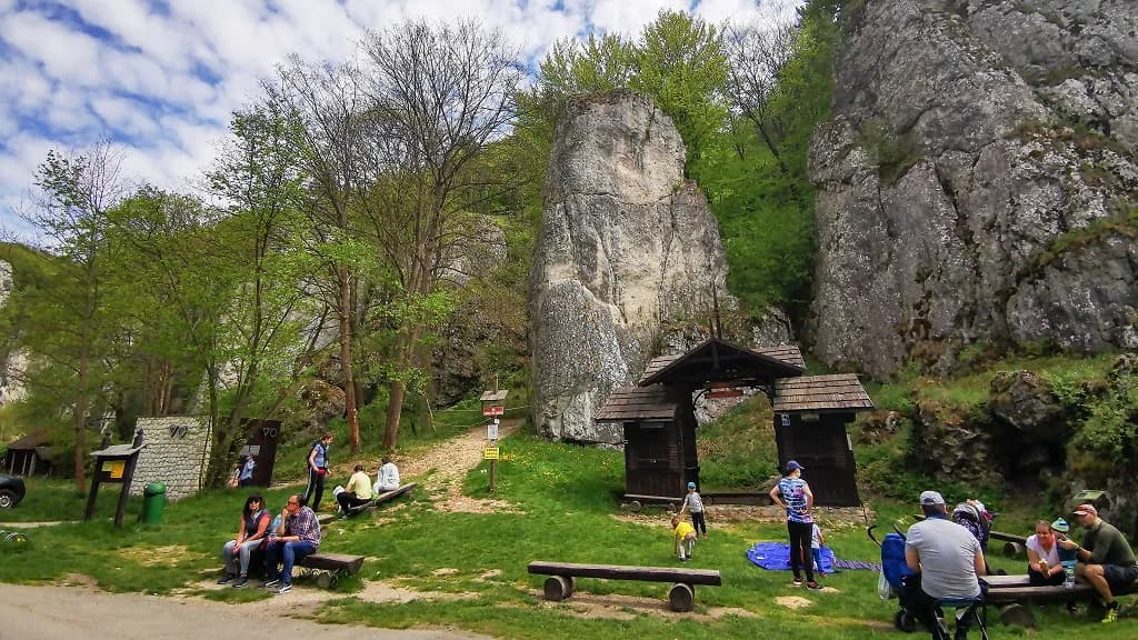 Gdzie jest parking przy Jaskini Łokietka? Oto 5 trików dla turysty