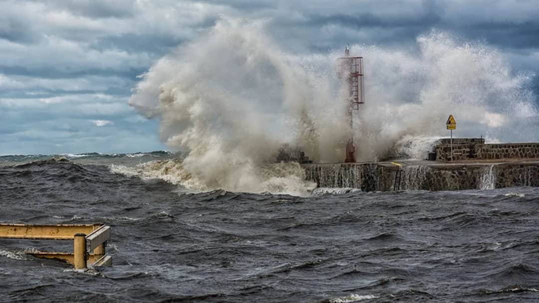 Kiedy są sztormy na Bałtyku? Sprawdź, jak uniknąć niebezpieczeństw