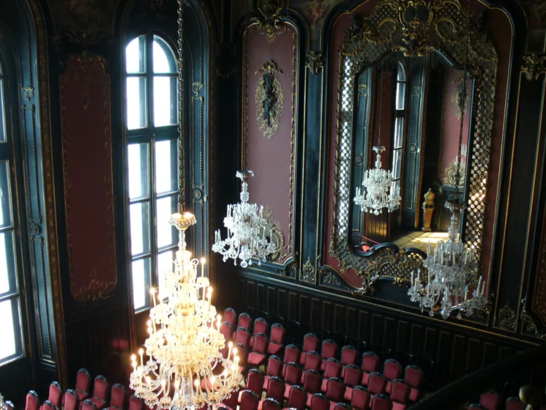 Czy Sala Lustrzana w Pszczynie dorównuje Wersalowi? Porównanie