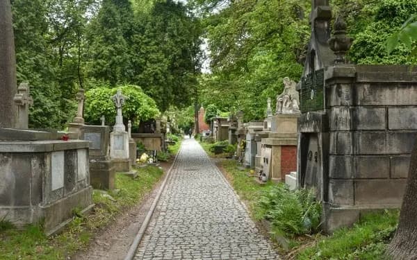 7 fascynujących historii, które kryje cmentarz Rakowicki Krakowa