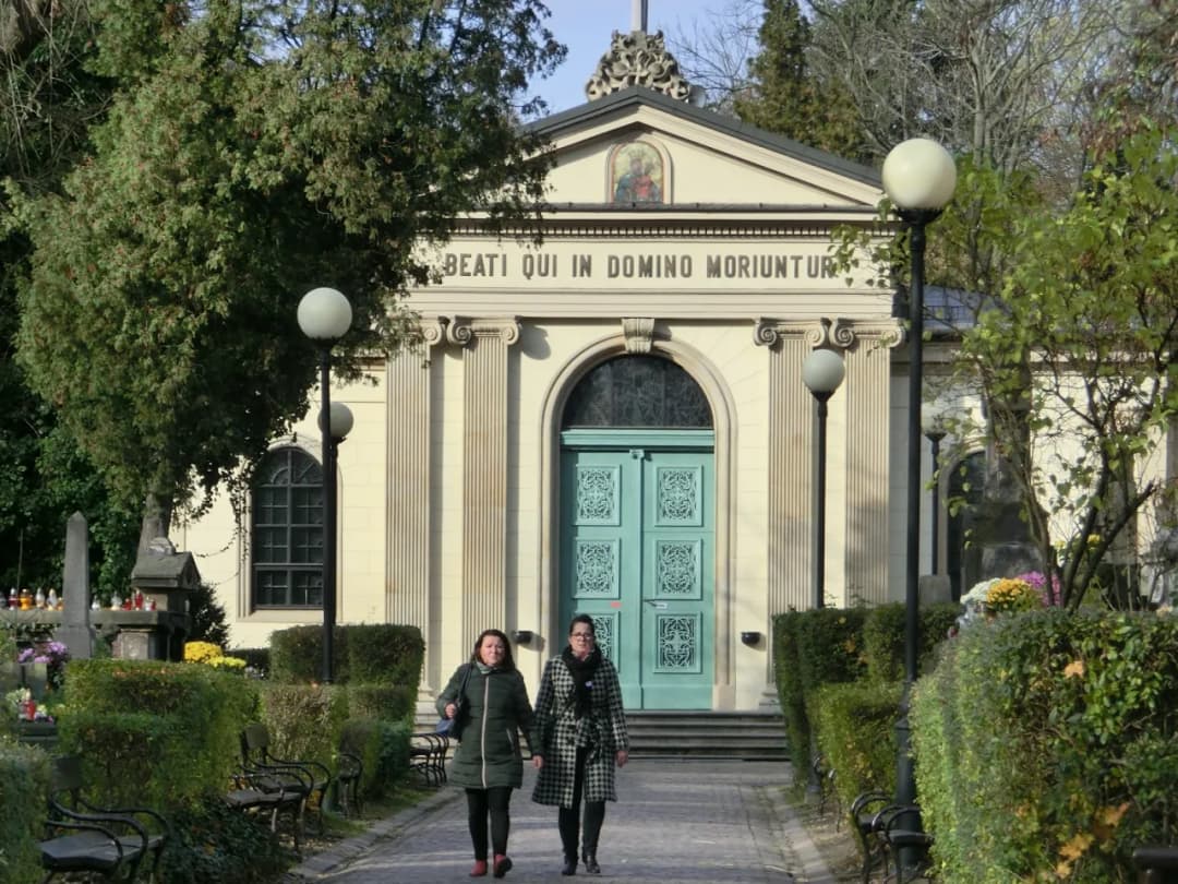 Kaplica na Cmentarzu Rakowickim: Historia i zwiedzanie