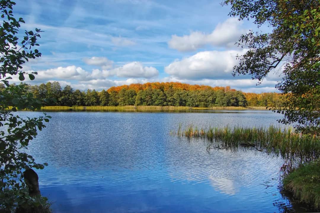 Jezioro Dołgie Wielkie: malowniczy skarb Słowińskiego Parku Narodowego