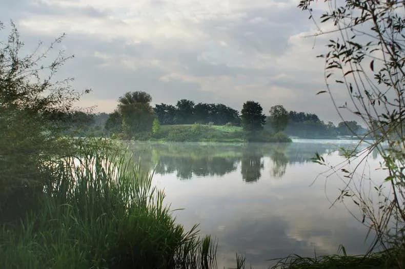 Jezioro Czerskie: najpopularniejsze atrakcje i wypoczynek nad wodą 2025