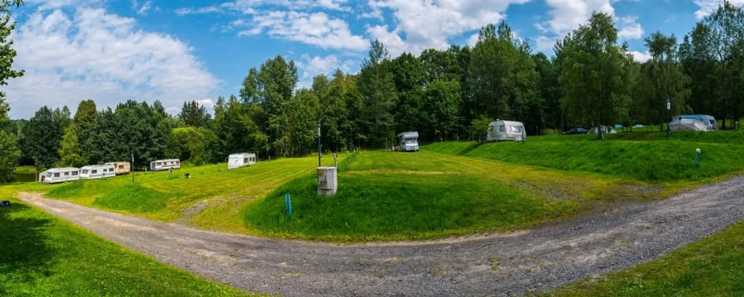 Najlepsze pole namiotowe nad jeziorem Dolny Śląsk z atrakcjami dla rodzin