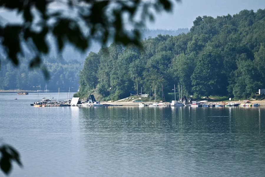 Najpiękniejsze jeziora podkarpackie: gdzie wypocząć i co zwiedzić w okolicy