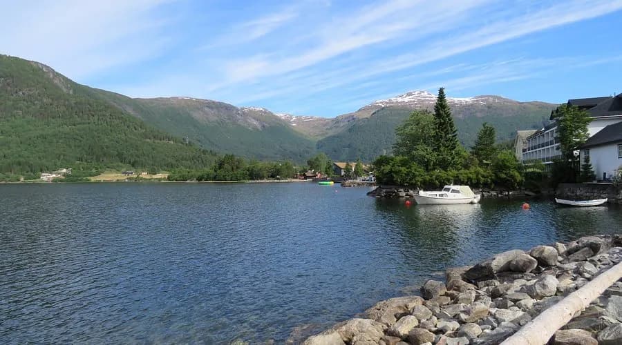 Poznaj najgłębsze jezioro w Europie - fascynujące Hornindalsvatnet