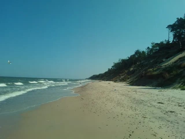 Ile naprawdę dzieli Ustkę od Rowów? Odległość plażą krok po kroku