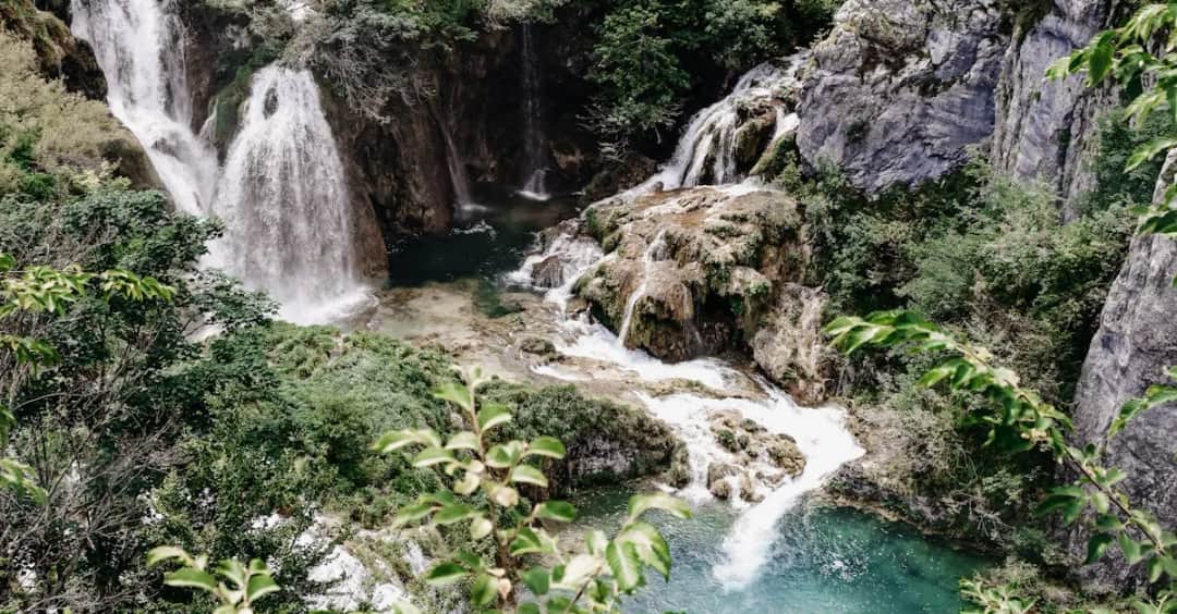 Jak dojść do Wodospadu Kamieńczyka najkrótszą trasą? Przewodnik krok po kroku