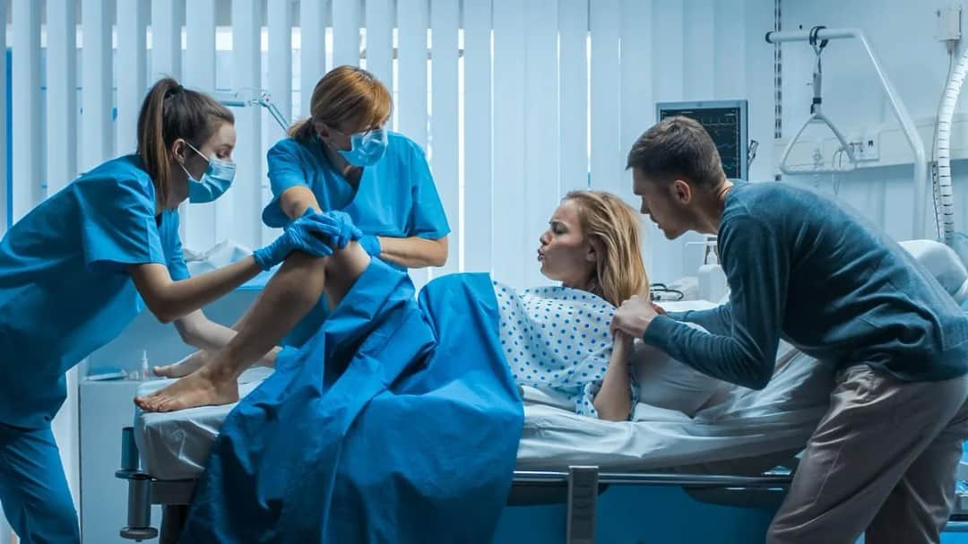 Kiedy jechać do porodu? Sprawdź niepokojące objawy i uniknij stresu