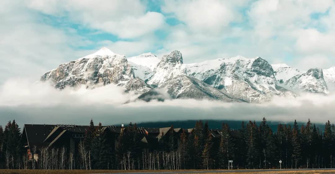 Gdzie są noclegi w Górach Stołowych blisko szlaków? Przewodnik!