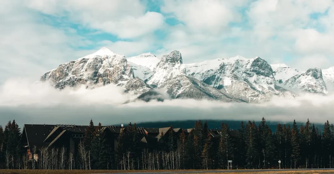 Gdzie są noclegi w Górach Stołowych blisko szlaków? Przewodnik!